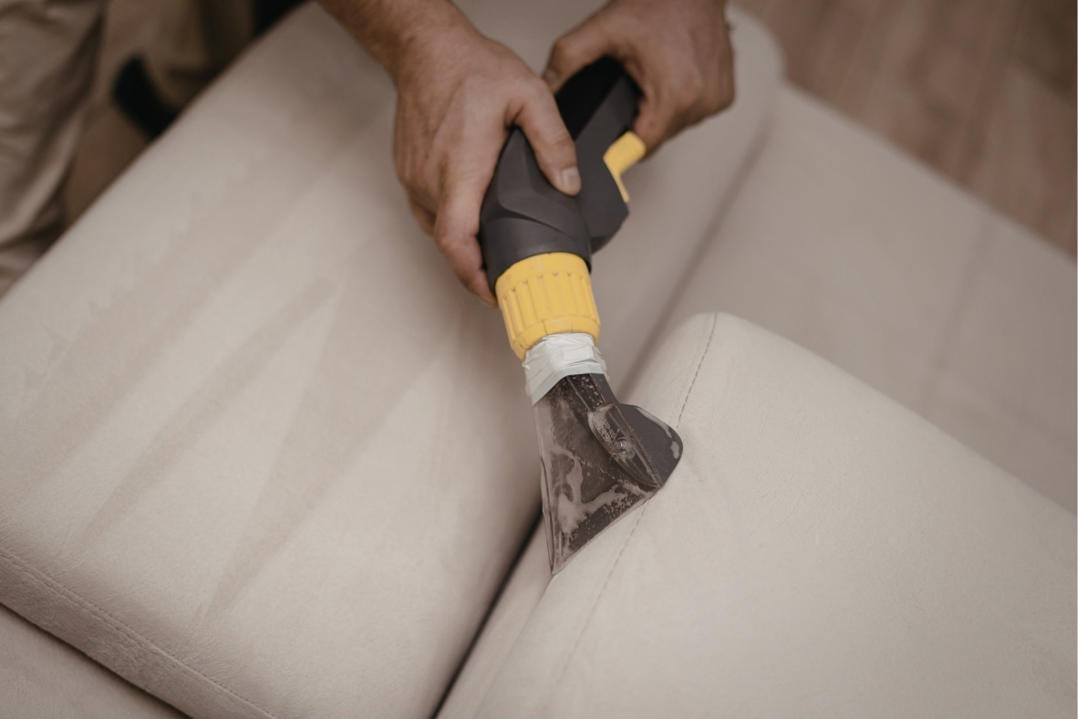 Cómo limpiar un sofá en casa